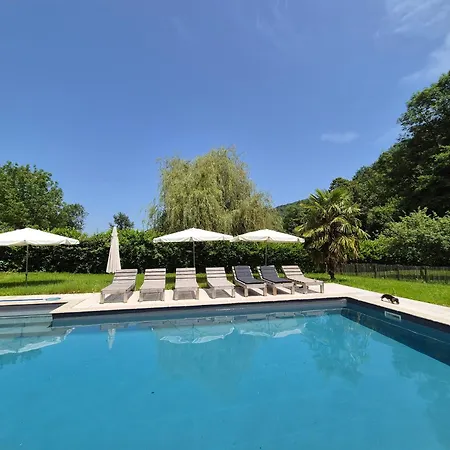 Domaine Pyrenees Passions - De Charmes & Caractere